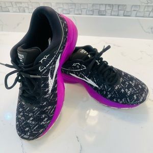 SOLD 5 Pairs of BROOKS